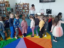 bibliotekarka prowadzi zabawę