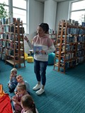 bibliotekarka opowiada dzieciom o pakiecie 