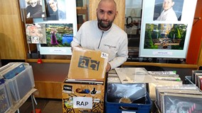 Uczestnik giełdy pokazuje płytę.