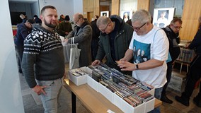 Uczestnicy giełdy płytowej podczas wyszukiwania płyt.