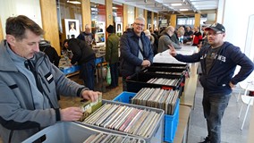 Uczestnicy giełdy płytowej w Galerii Region.