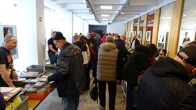 Uczestnicy giełdy płytowej w Galerii Region.