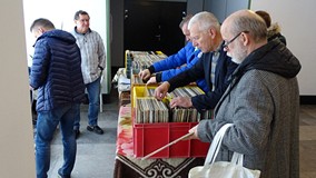 Uczestnicy giełdy płytowej podczas wyszukiwania płyt.