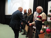prof. dr hab. Krzysztof Wasilewski wręcza egzemplarze autorskie