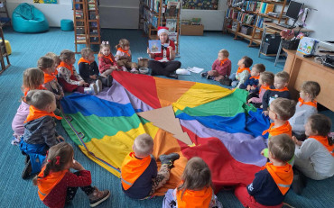 bibliotekarka opowiada dzieciom o pakiecie mala książka wielki człowiek