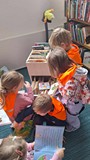 dzieci oglądają książki