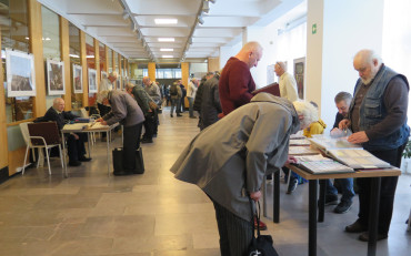 Uczestnicy giełdy kolekcjonerskiej w Galerii Region.