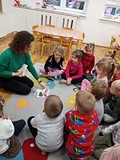 Bibliotekarka pokazuje karty dzieciom