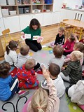 Bibliotekarka pokazuje obrazki