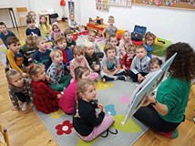 Bibliotekarka czyta dzieciom książkę