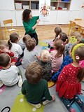 Bibliotekarka czyta książkę