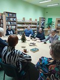 na zdjęciu zebrani dyskutują o książce