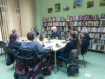 na zdjęciu zebrani dyskutują o książce