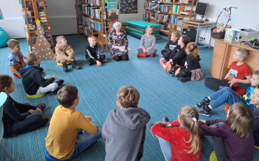 bibliotekarka czyta opowiadanie