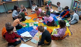 Grupa Jagódki ogląda książki z księgozbioru dla dzieci