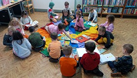 Grupa Jagódki ogląda książki z księgozbioru dla dzieci