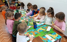 Jagódki wykonują zakładki do książek