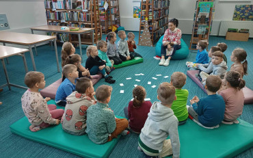 bibliotekarka czyta opowiadanie