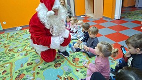 Mikołaj rozdaje dzieciom prezenty