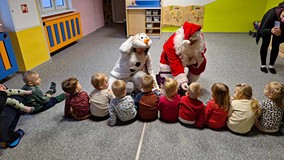 bałwan z Mikołajem witaja się z dziećmi