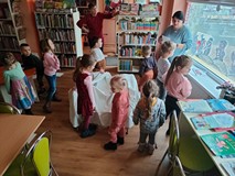 Przedszkolaki poszukują zadań do wykonania