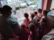 Przedszkolaki poszukują zadań do wykonania