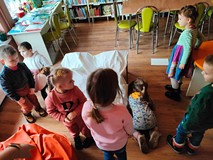 Przedszkolaki poszukują zadań do wykonania