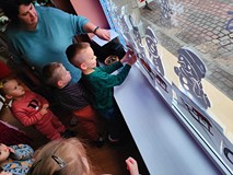 Przedszkolaki przyklejają zaginione sanki Bałwanków