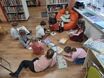Poranny przegląd nowości książkowych w bibliotece
