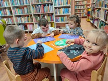 Odnalezione rekwizyty i wykonywanie pracy plastycznej przez przedszkolaki