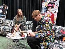 Autor podczas składania autografów.