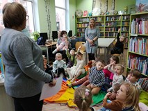 Dzieci podczas odgadywania zagadek