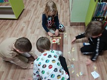 Dzieci podczas układania puzzli