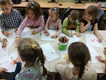 Dzieci podczas kolorowania obrazków