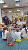 policjant rozmawia z dziećmi na temat bezpieczeństwa