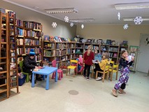 Dzieci czytają książki