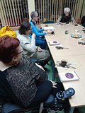 zebrani dyskutują o książce