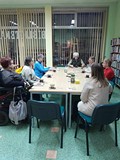 zebrani dyskutują o książce