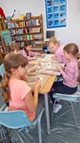dzieci wykonują pracę plastyczną z gliny