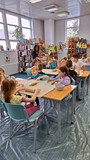 dzieci wykonują pracę plastyczną z gliny