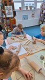 dzieci wykonują pracę plastyczną z gliny