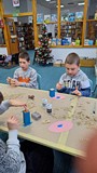 dzieci wykonują pracę plastyczną