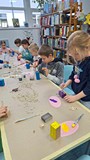 dzieci wykonują pracę plastyczną