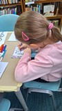 dziewczynka wykonuje pracę plastyczną