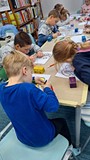 dzieci wykonują pracę plastyczną