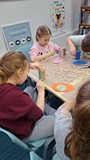 dzieci wykonują pracę plastyczną