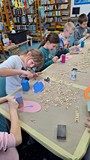 dzieci wykonują pracę plastyczną