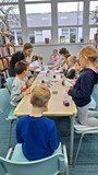 dzieci wykonują pracę plastyczną
