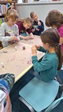 dzieci wykonują talizmany mocy