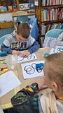dzieci wykonują pracę plastyczną